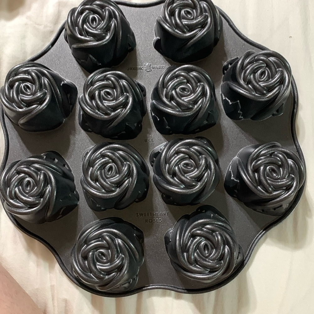 Nordic Ware  sweetheart 16 roses mini cake pan